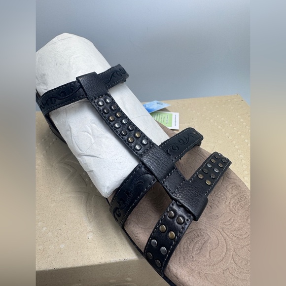 NEW NIB Taos Award Sandals Leather Black Cool Recovery Foam Studded Design - Picture 2 of 7